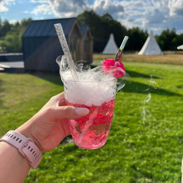drinki ze słomką do suchego lodu